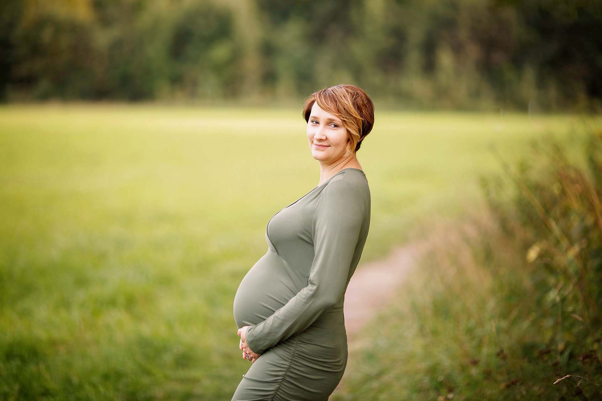 schwangerschaftsfotos-outdoor-babybauchshooting-augsburg