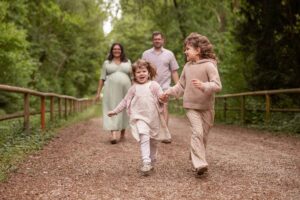 Familie beim natürlichen Babybauchshooting in der Natur in Gersthofen